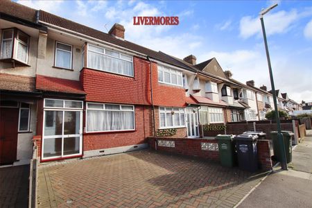 3 bedroom Terraced House to let - Photo 2