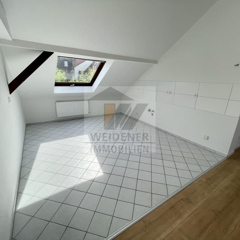 Mit Weitblick! 2,5 Raum DG Wohnung mit offener Küche im Wohnzimmer. Modernes Bad mit Wanne! - Photo 1