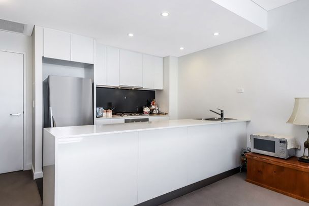 Bright, Modern & Conveniently Located One Bedroom Unit - Photo 1