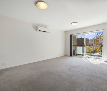 Beautiful Light-Filled Apartment! - Photo 2