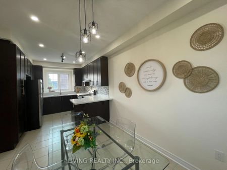 Condo Townhouse For Lease | N9255946 - Photo 4