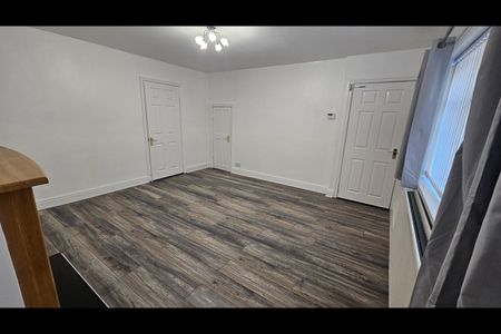 3 Bed Semi-Detached House, Sissions Road, LS10 - Photo 2