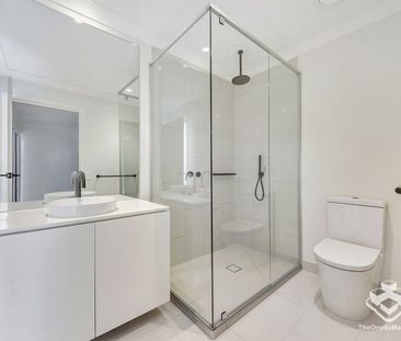 Elegant Townhouse With Air Conditioning Throughout - Photo 3