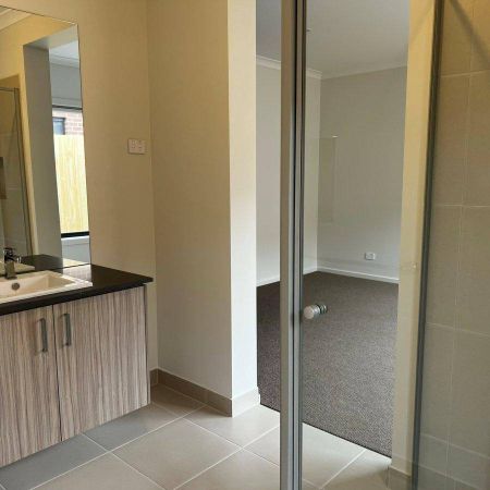 SPACIOUS FAMILY HOME - Photo 4