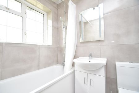 Ravenswood Park, Northwood, HA6 - Photo 5