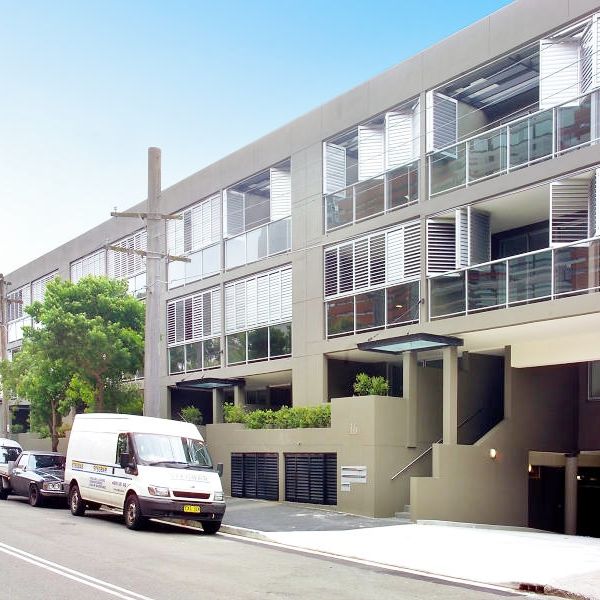 Spacious one bedroom with large courtyard - Photo 1