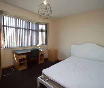 4 bedroom semi-detached house to rent - Photo 4