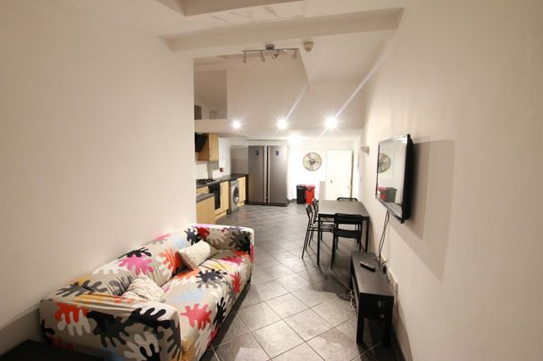 6 Bed Terraced House, Grange Avenue, RG6 - Photo 1