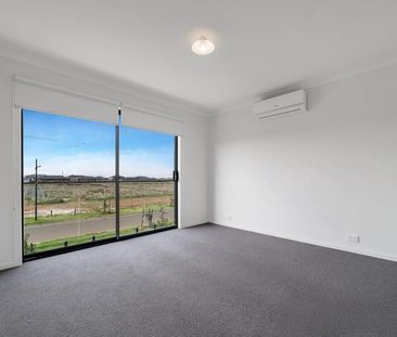 Modern Townhouse with Double Garage & Private Backyard — No Body Co... - Photo 4