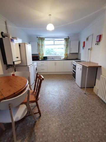3 bedroom flat to rent - Photo 4