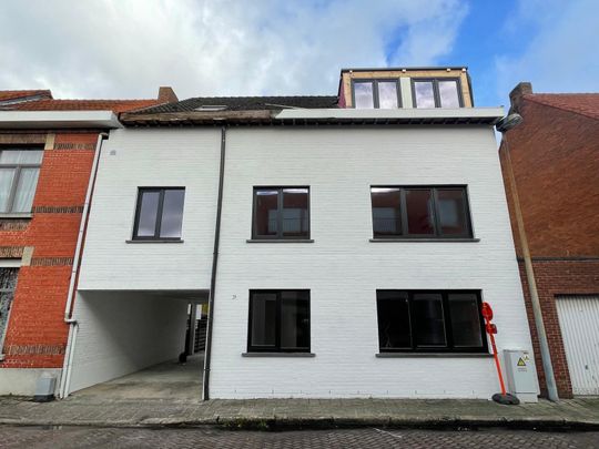 Gerenoveerd appartement op 1ste verdieping met 2 slaapkamers - Photo 1