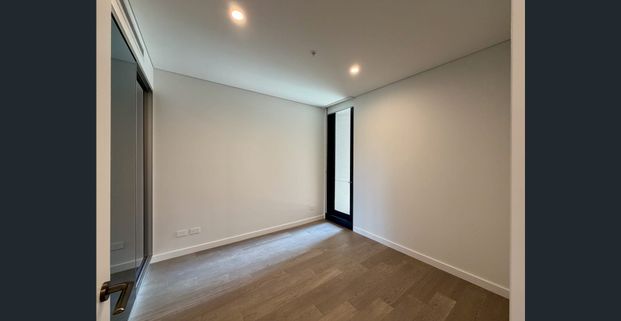 Brand New 1 Bedroom in the heart of Green Square Town Centre - Photo 1