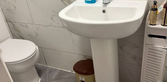 Studio Flat, Bronte Close, IG2 - Photo 2