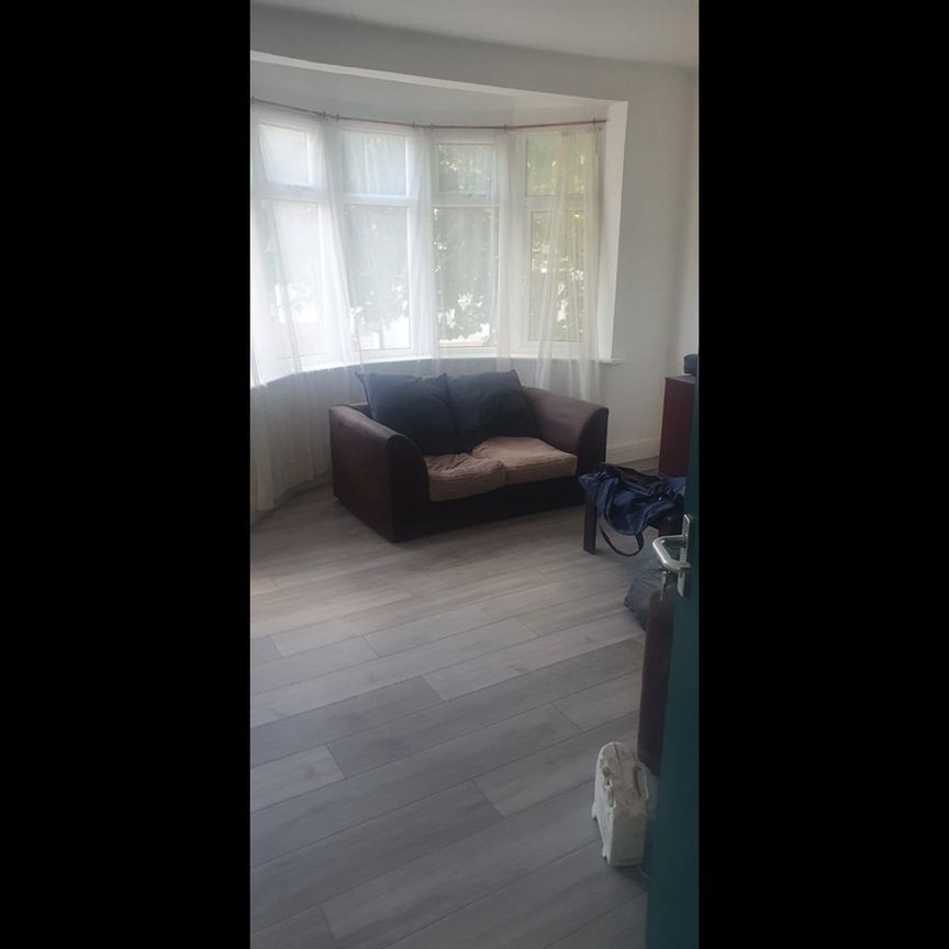 3 Bed Flat, Lea Bridge Road, E10 - Photo 1