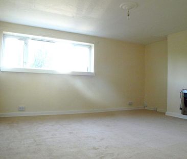 3 bedroom flat to rent - Photo 3