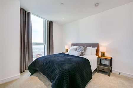 A modern three bedroom apartment. - Photo 5