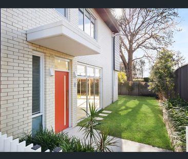 Luxury Three Bedroom Townhouse - Photo 5