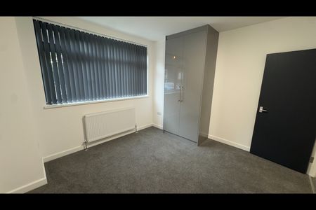 2 Bed Flat, Great West Road, TW8 - Photo 4