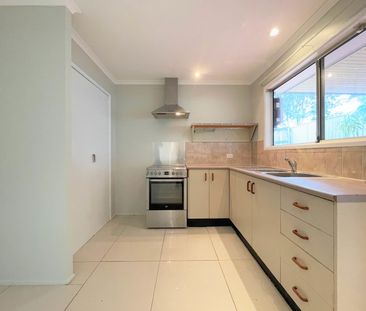 COMFORTABLE FAMILY LIVING IN A QUIET KALLANGUR LOCATION - Photo 4