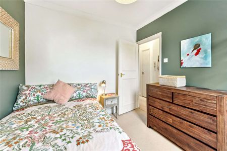 Beautiful period maisonette set over 2 floors in a charming period conversion which is presented in good condition throughout. - Photo 4