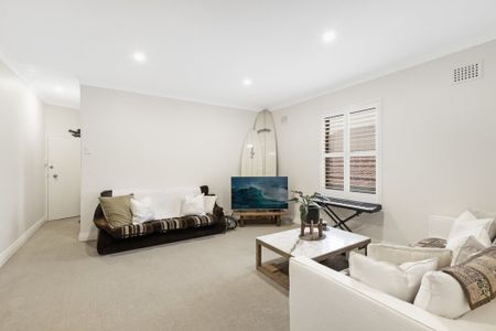 Spacious Two-Bedroom Apartment Featuring a Bright Sunroom - Photo 5