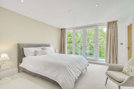 A fantastic five bedroom family home, split over four floors, benefitting from off-street parking. - Photo 3