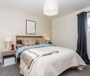 Beautifully refurbished, this impressive five-bedroom detached fami... - Photo 5