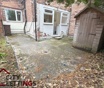 5 Bedroom Mid Terraced House - Photo 2