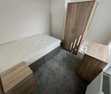Tonge Moor Road, Bolton - Photo 1