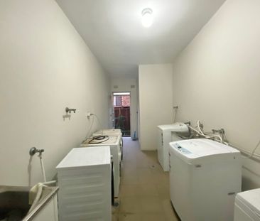 Modern, Sunlit Ground Floor Unit Close to All - Photo 4