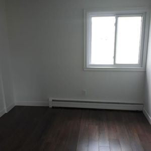 SUPERBE 3 ½ ENTIÈREMENT RÉNOVÉ - LIMOILOU - 995$ CHAUFFÉ,EAU CHAUDE - DISPONIBLE MAINTENANT OU POUR SEPTEMBRE - Photo 2
