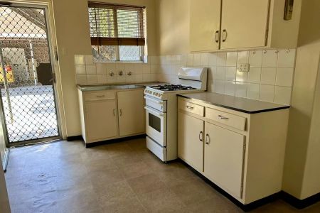 Lower level 2 bedroom unit in Norwood!! - Photo 4