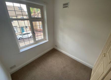 3 bedroom house - semi-detached to rent - Photo 3