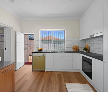 Renovated & Light Filled Three Bedroom Abode - Photo 4