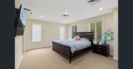 Executive family home in quiet neighbourhood - Photo 2