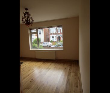 2 Bed Bungalow, Macdonald Road, N11 - Photo 2