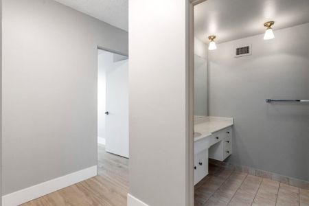 Edmonton Unfurnished Condo Rental in Downtown - Live with Amazing Views! Newly Renovated Condo Includes Utilities! - Photo 5
