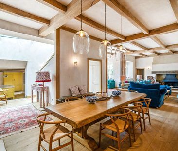 A stunning Grade II-listed barn conversion with beautifully imagine... - Photo 4