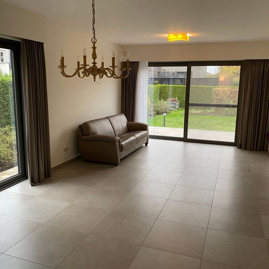 Recent (2013) ruim gelijkvloers appartement met tuin en terras, ideaal gelegen in een rustige straat vlakbij het centrum van Kortenberg. - Photo 1