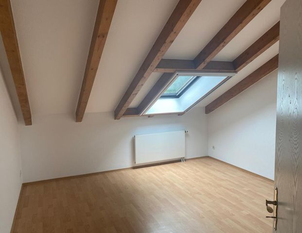 Wunderschöne Dachgeschosswohnung mit Einbauküche, eigener Terrasse und Sichtbalken! - Photo 1