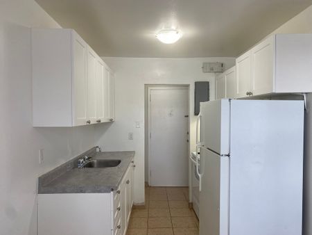 Bachelor Apartment - Photo 2