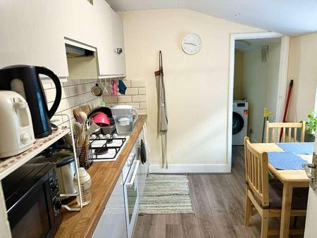 Herbert Road, London, E12 - Photo 4