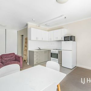 1 BEDROOM 1 BATHROOM FURNISHED STUDIO UNIT - Photo 2