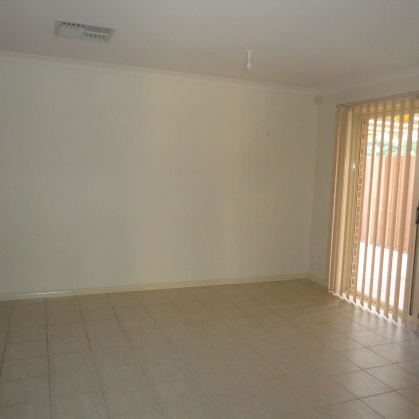 Spacious and Modern Living at 13 Royal Place, South Morang - Photo 1