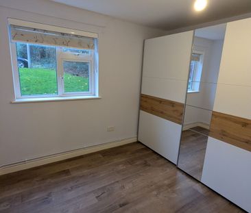 **Apply on line ** 2 bedroom flat. Adapted walk in shower. Accessed... - Photo 4