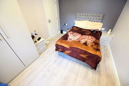 3 bedroom House in Holborn View, Leeds - Photo 2