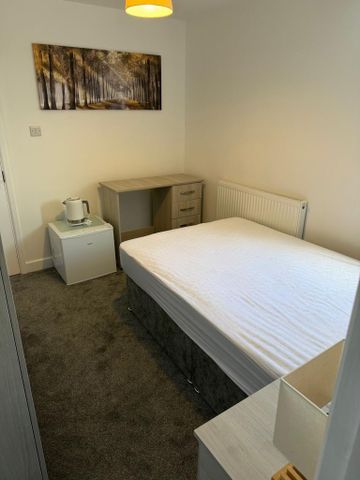 1 bedroom in a house share to rent - Photo 2