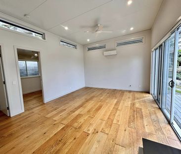 Two Bedroom, Two Bathroom Stylish And Modern Self Contained Home - Photo 6