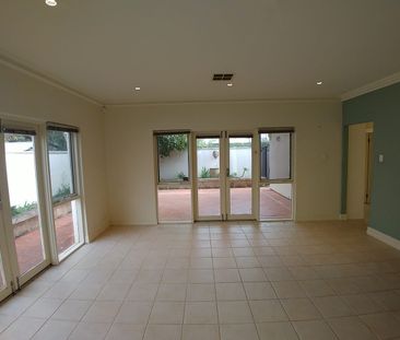 EXECUTIVE LIVING CLOSE TO SCHOOLS, SHOPPING AND TRANSPORT - Photo 2