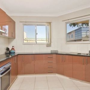 Beautiful Three-Bedroom Townhouse in Quiet Location - Photo 2